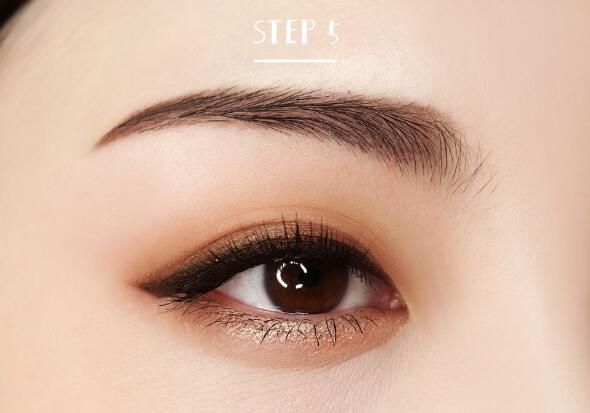 Step 5:将睫毛夹卷曲,然后刷上一层薄薄的睫毛膏。