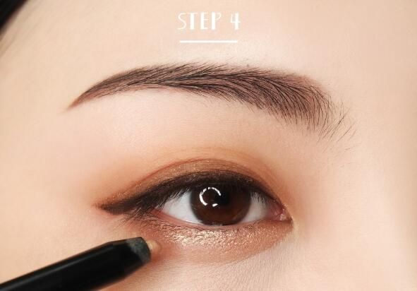 Step 4:下眼皮卧蚕处用杏色珠光眼影提亮。