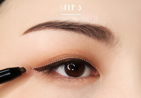 Step 3:用深棕色眼线笔沿着睫毛根部画一条眼线,眼尾上扬。